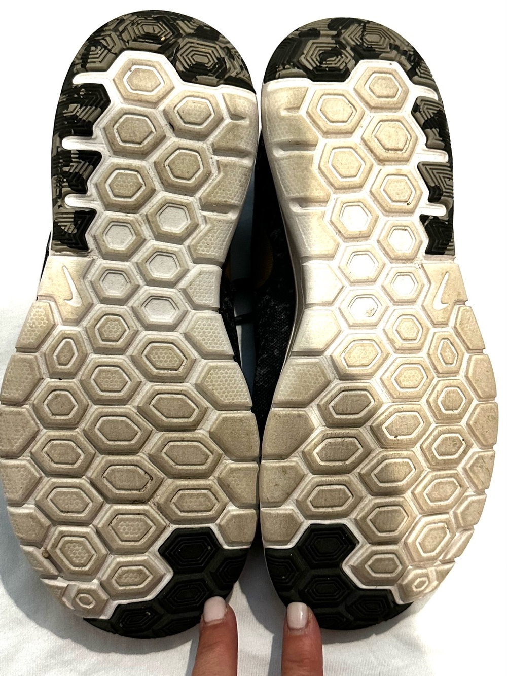 NIKE Patterned Mesh Sneakers with Gold Logo - Picture 5 of 6